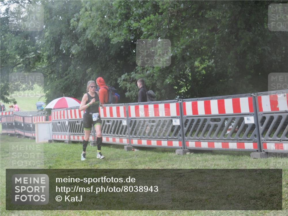 21.06.2025 - 27. Vierlanden-Triathlon KatJ http://msf.ph/oto/8038943 15.06.2025 14:22:08 Ziel 1201, 1226 meine-sportfotos.de
