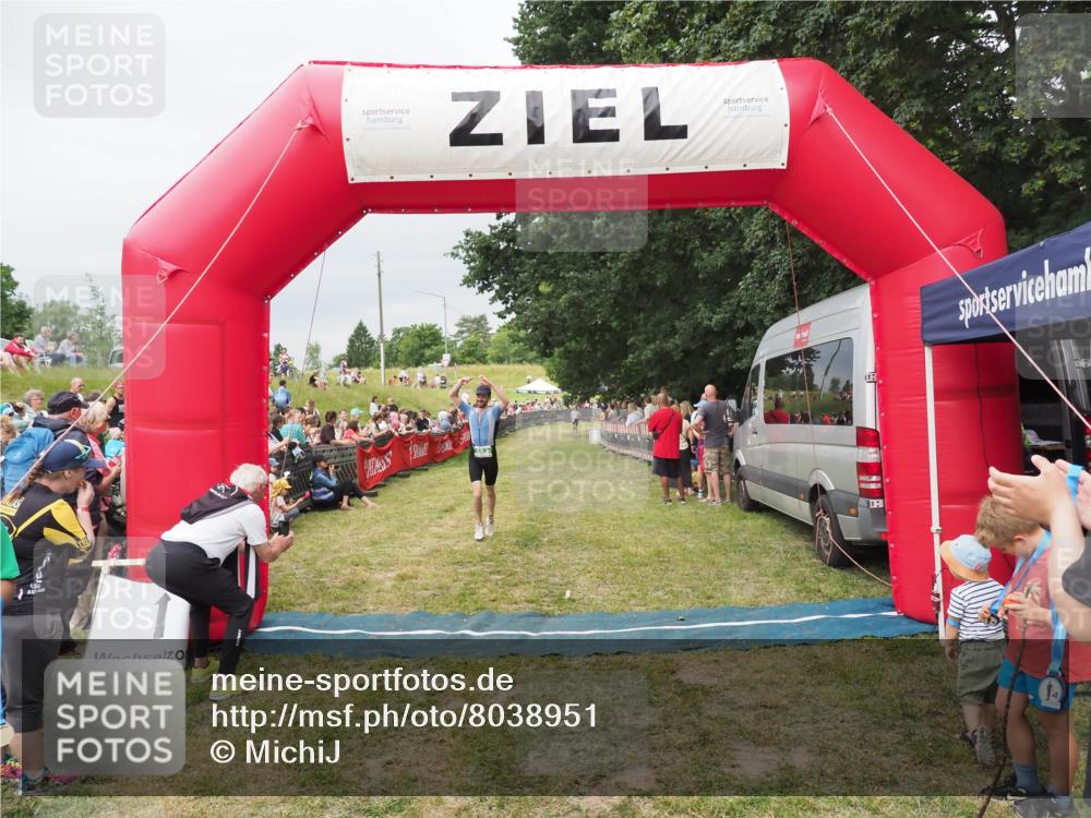21.06.2025 - 27. Vierlanden-Triathlon MichiJ http://msf.ph/oto/8038951 15.06.2026 13:19:22 Ziel 683 meine-sportfotos.de