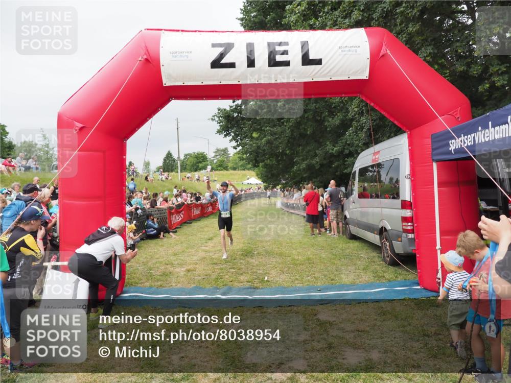 21.06.2025 - 27. Vierlanden-Triathlon MichiJ http://msf.ph/oto/8038954 15.06.2026 13:19:22 Ziel 683 meine-sportfotos.de