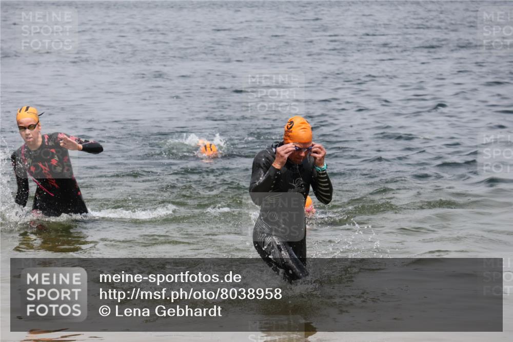 21.06.2025 - 27. Vierlanden-Triathlon Lena Gebhardt http://msf.ph/oto/8038958 15.06.2025 12:29:49 Schwimmen 1073, 1074, 1075 meine-sportfotos.de