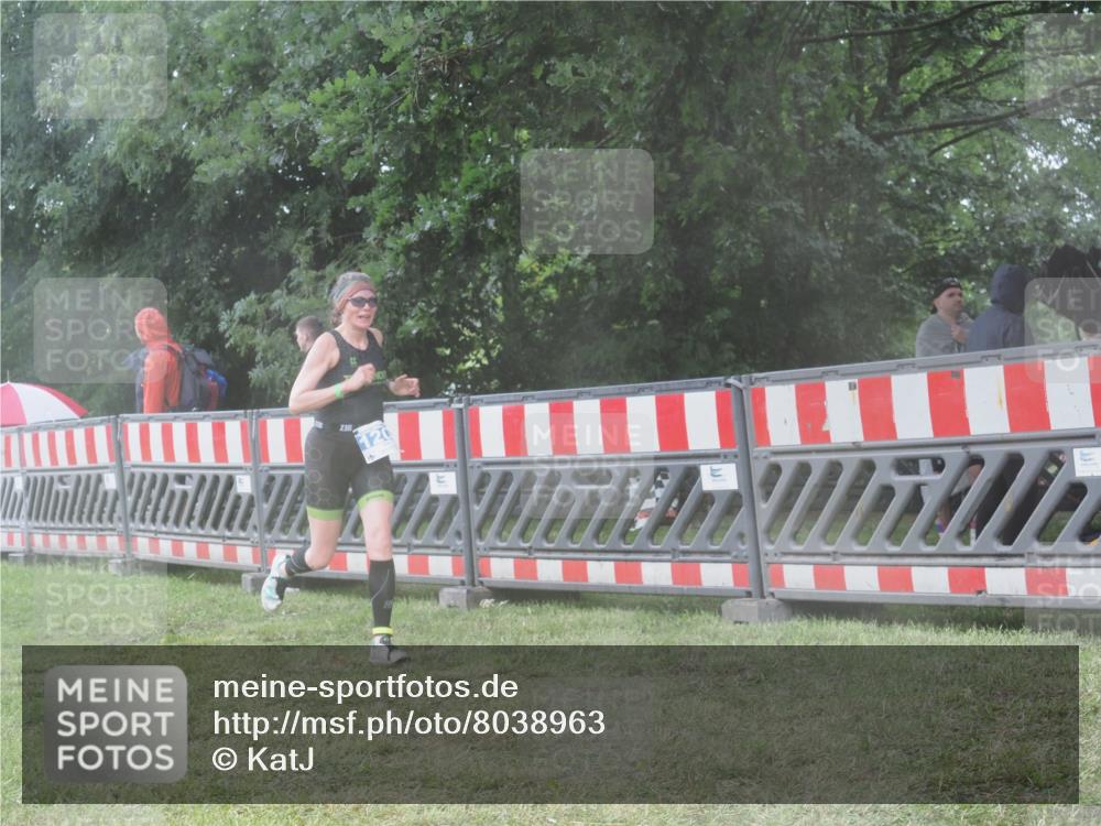 21.06.2025 - 27. Vierlanden-Triathlon KatJ http://msf.ph/oto/8038963 15.06.2025 14:22:09 Ziel 1201, 1226 meine-sportfotos.de