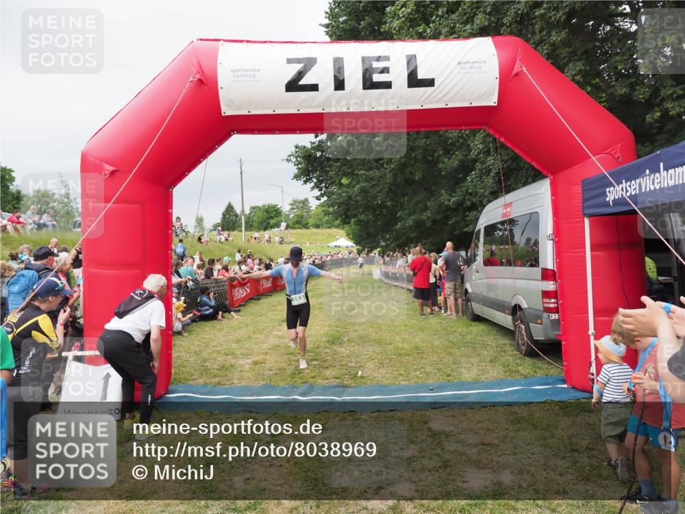 21.06.2025 - 27. Vierlanden-Triathlon MichiJ http://msf.ph/oto/8038969 15.06.2026 13:19:23 Ziel 683 meine-sportfotos.de