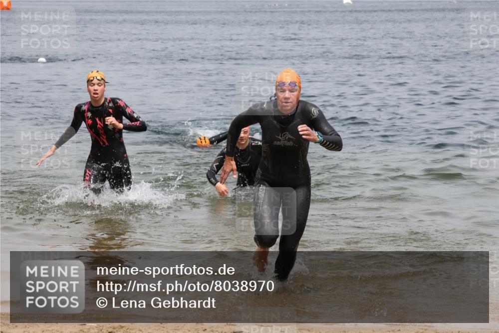 21.06.2025 - 27. Vierlanden-Triathlon Lena Gebhardt http://msf.ph/oto/8038970 15.06.2025 12:29:51 Schwimmen 1073, 1074, 1075 meine-sportfotos.de