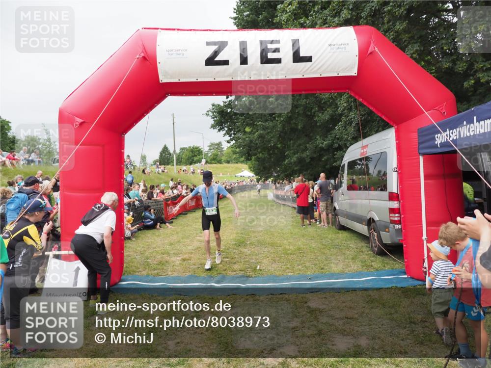 21.06.2025 - 27. Vierlanden-Triathlon MichiJ http://msf.ph/oto/8038973 15.06.2026 13:19:23 Ziel 683 meine-sportfotos.de