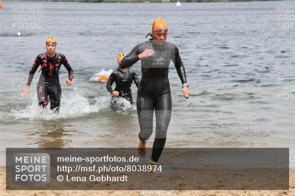 21.06.2025 - 27. Vierlanden-Triathlon Lena Gebhardt http://msf.ph/oto/8038974 15.06.2025 12:29:52 Schwimmen 1073, 1074, 1075, 1076 meine-sportfotos.de