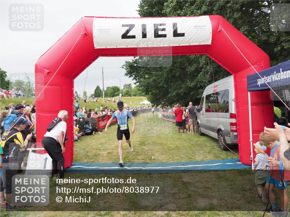 21.06.2025 - 27. Vierlanden-Triathlon MichiJ http://msf.ph/oto/8038977 15.06.2026 13:19:23 Ziel 683 meine-sportfotos.de