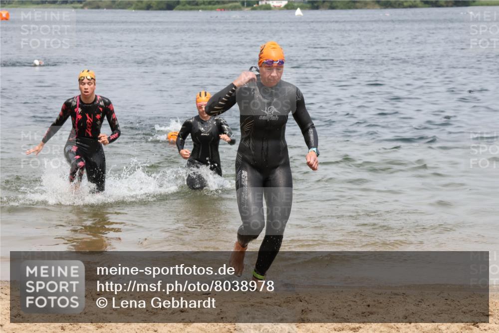 21.06.2025 - 27. Vierlanden-Triathlon Lena Gebhardt http://msf.ph/oto/8038978 15.06.2025 12:29:52 Schwimmen 1073, 1074, 1075, 1076 meine-sportfotos.de