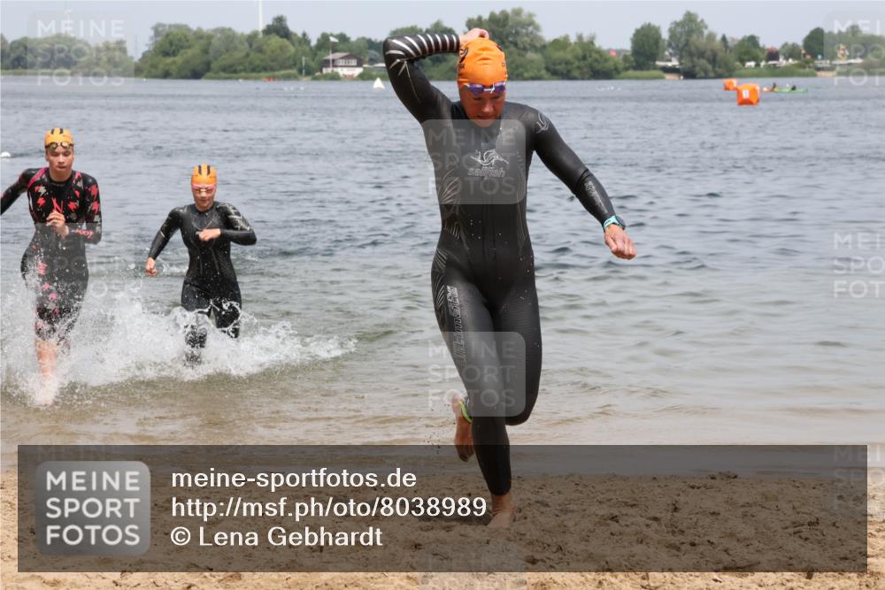 21.06.2025 - 27. Vierlanden-Triathlon Lena Gebhardt http://msf.ph/oto/8038989 15.06.2025 12:29:53 Schwimmen 1073, 1074, 1075, 1076 meine-sportfotos.de