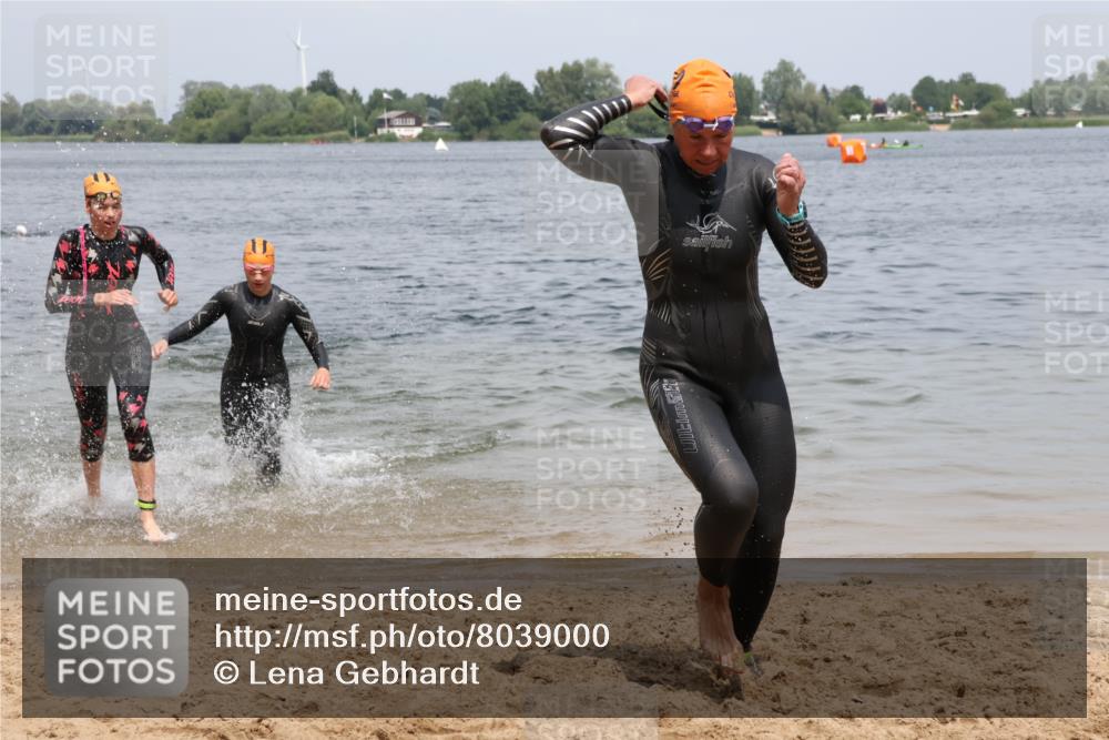21.06.2025 - 27. Vierlanden-Triathlon Lena Gebhardt http://msf.ph/oto/8039000 15.06.2025 12:29:54 Schwimmen 1073, 1074, 1075, 1076 meine-sportfotos.de