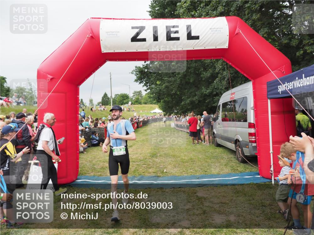 21.06.2025 - 27. Vierlanden-Triathlon MichiJ http://msf.ph/oto/8039003 15.06.2026 13:19:24 Ziel 683 meine-sportfotos.de