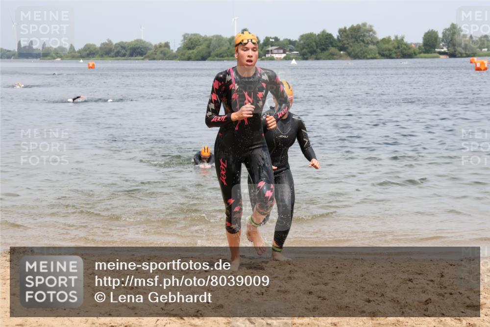 21.06.2025 - 27. Vierlanden-Triathlon Lena Gebhardt http://msf.ph/oto/8039009 15.06.2025 12:29:55 Schwimmen 1073, 1074, 1075, 1076 meine-sportfotos.de