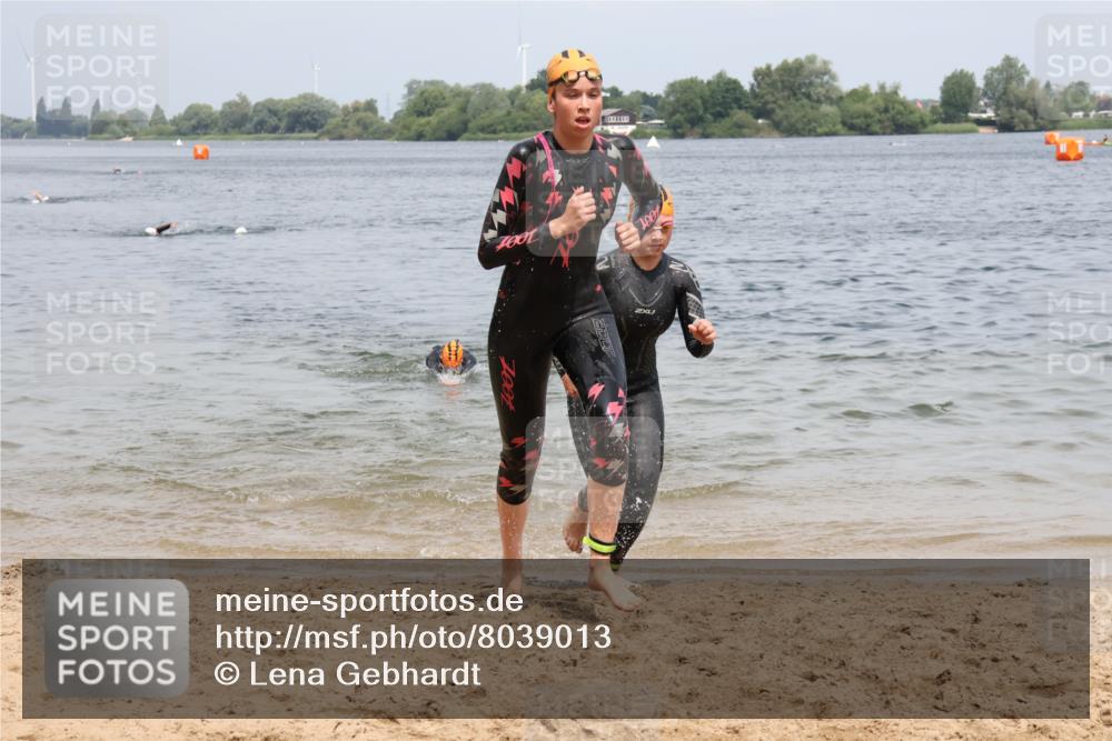 21.06.2025 - 27. Vierlanden-Triathlon Lena Gebhardt http://msf.ph/oto/8039013 15.06.2025 12:29:55 Schwimmen 1073, 1074, 1075, 1076 meine-sportfotos.de