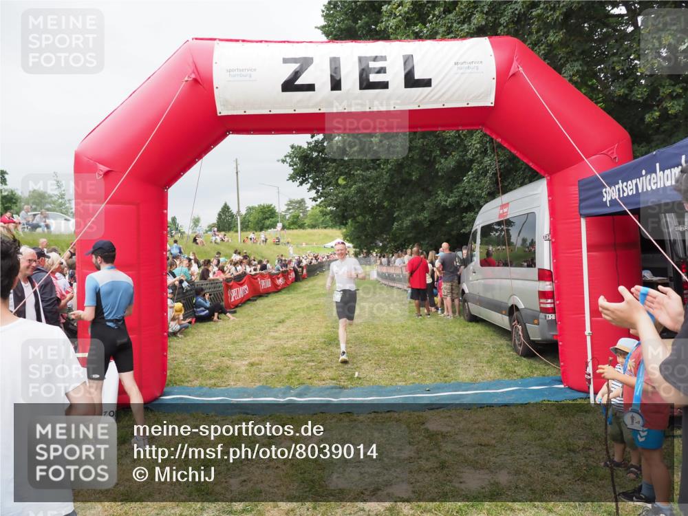 21.06.2025 - 27. Vierlanden-Triathlon MichiJ http://msf.ph/oto/8039014 15.06.2026 13:19:32 Ziel 715 meine-sportfotos.de