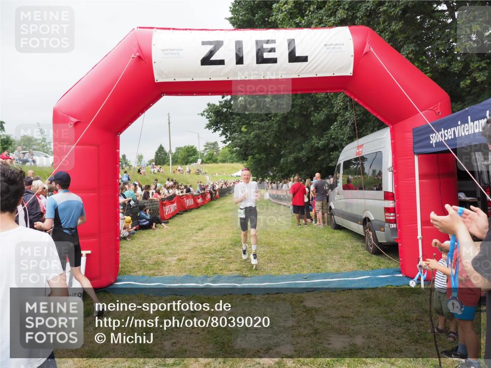 21.06.2025 - 27. Vierlanden-Triathlon MichiJ http://msf.ph/oto/8039020 15.06.2026 13:19:32 Ziel 715 meine-sportfotos.de