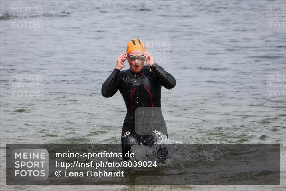 21.06.2025 - 27. Vierlanden-Triathlon Lena Gebhardt http://msf.ph/oto/8039024 15.06.2025 12:29:58 Schwimmen 1073, 1074, 1075, 1076 meine-sportfotos.de