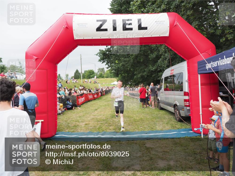 21.06.2025 - 27. Vierlanden-Triathlon MichiJ http://msf.ph/oto/8039025 15.06.2026 13:19:32 Ziel 715 meine-sportfotos.de