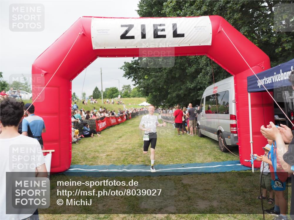21.06.2025 - 27. Vierlanden-Triathlon MichiJ http://msf.ph/oto/8039027 15.06.2026 13:19:32 Ziel 715 meine-sportfotos.de