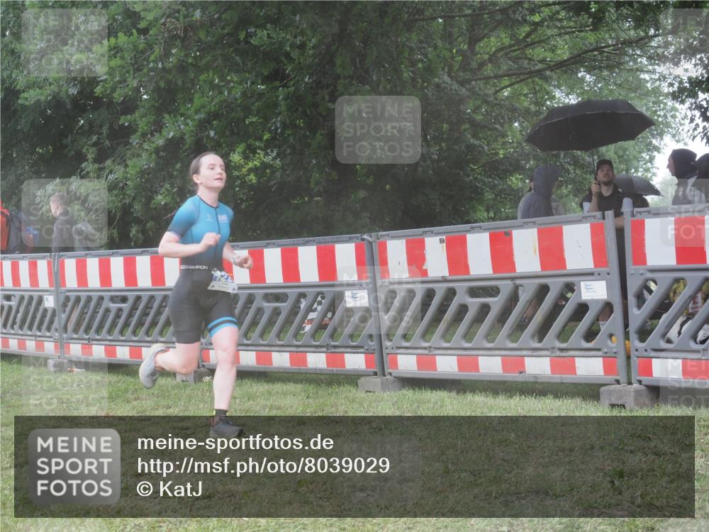 21.06.2025 - 27. Vierlanden-Triathlon KatJ http://msf.ph/oto/8039029 15.06.2025 14:22:15 Ziel 1226, 1259 meine-sportfotos.de