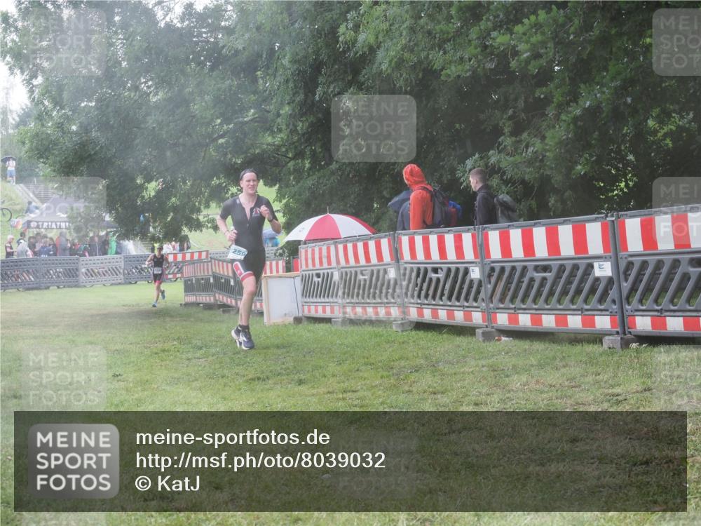 21.06.2025 - 27. Vierlanden-Triathlon KatJ http://msf.ph/oto/8039032 15.06.2025 14:22:19 Ziel 1177, 1259 meine-sportfotos.de