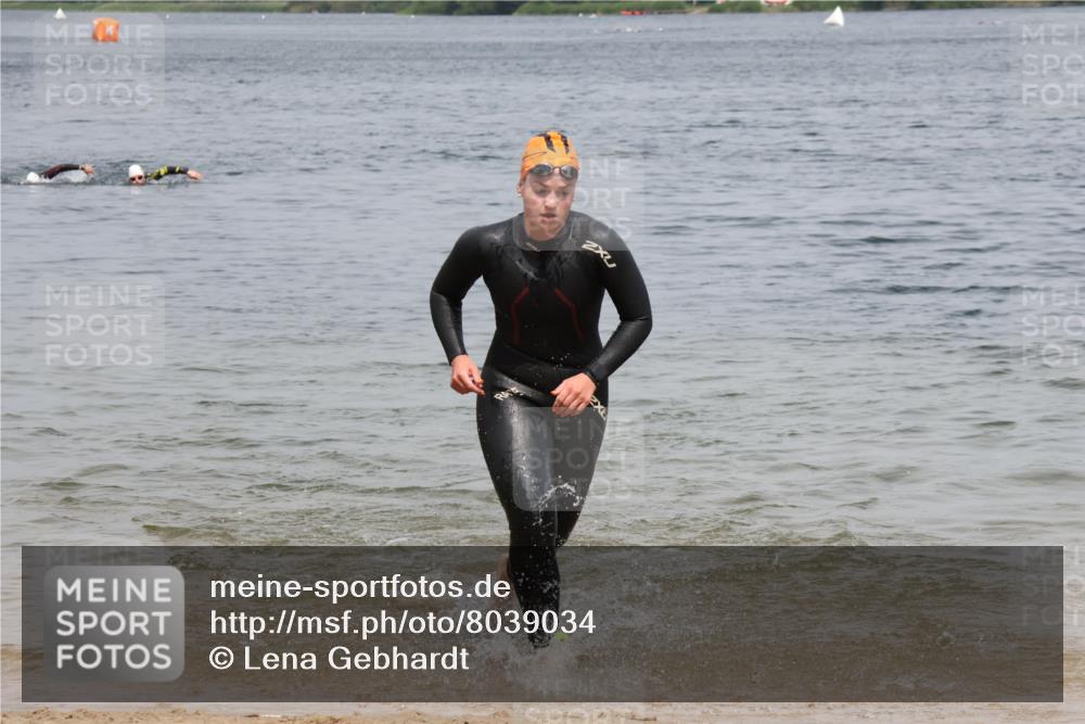 21.06.2025 - 27. Vierlanden-Triathlon Lena Gebhardt http://msf.ph/oto/8039034 15.06.2025 12:30:01 Schwimmen 1073, 1074, 1075, 1076 meine-sportfotos.de