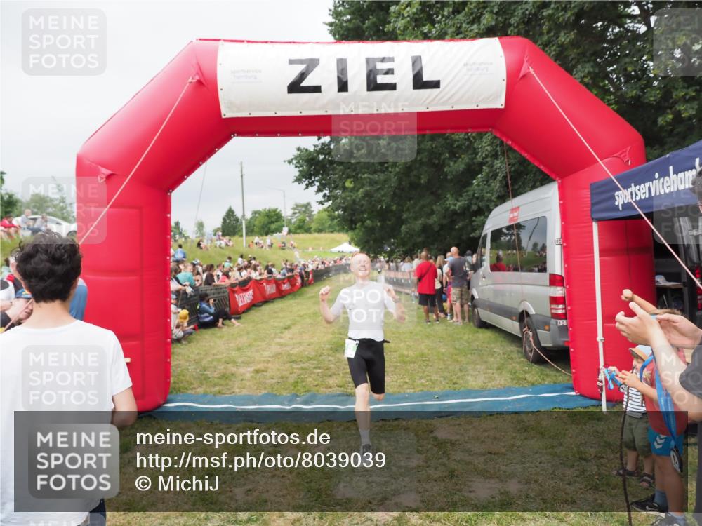 21.06.2025 - 27. Vierlanden-Triathlon MichiJ http://msf.ph/oto/8039039 15.06.2026 13:19:33 Ziel 715 meine-sportfotos.de