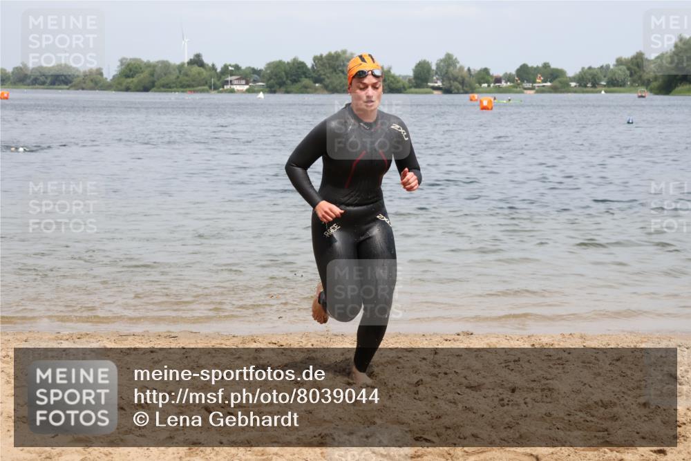 21.06.2025 - 27. Vierlanden-Triathlon Lena Gebhardt http://msf.ph/oto/8039044 15.06.2025 12:30:03 Schwimmen 1073, 1074, 1075, 1076 meine-sportfotos.de