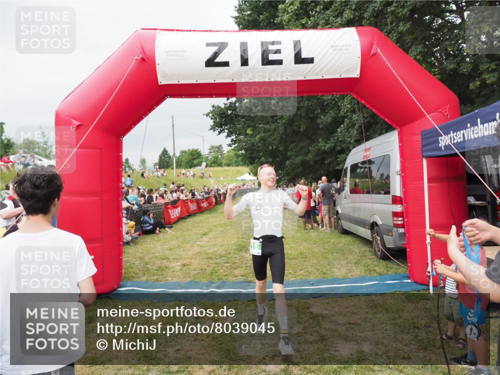 21.06.2025 - 27. Vierlanden-Triathlon MichiJ http://msf.ph/oto/8039045 15.06.2026 13:19:33 Ziel 715 meine-sportfotos.de