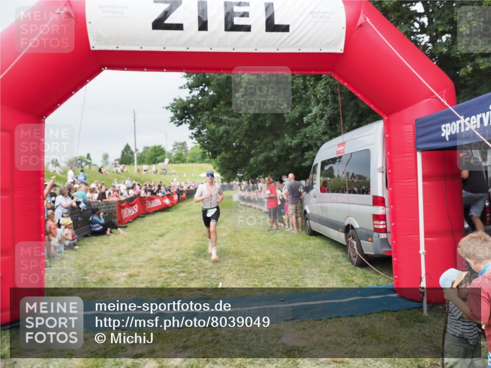 21.06.2025 - 27. Vierlanden-Triathlon MichiJ http://msf.ph/oto/8039049 15.06.2026 13:19:42 Ziel 667 meine-sportfotos.de