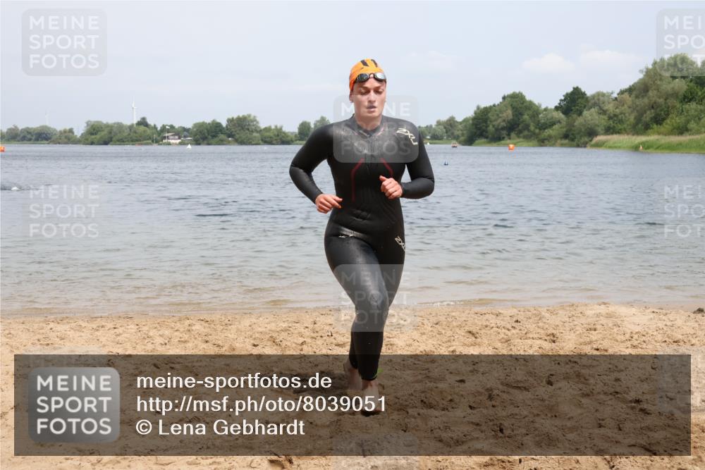 21.06.2025 - 27. Vierlanden-Triathlon Lena Gebhardt http://msf.ph/oto/8039051 15.06.2025 12:30:03 Schwimmen 1073, 1074, 1075, 1076 meine-sportfotos.de