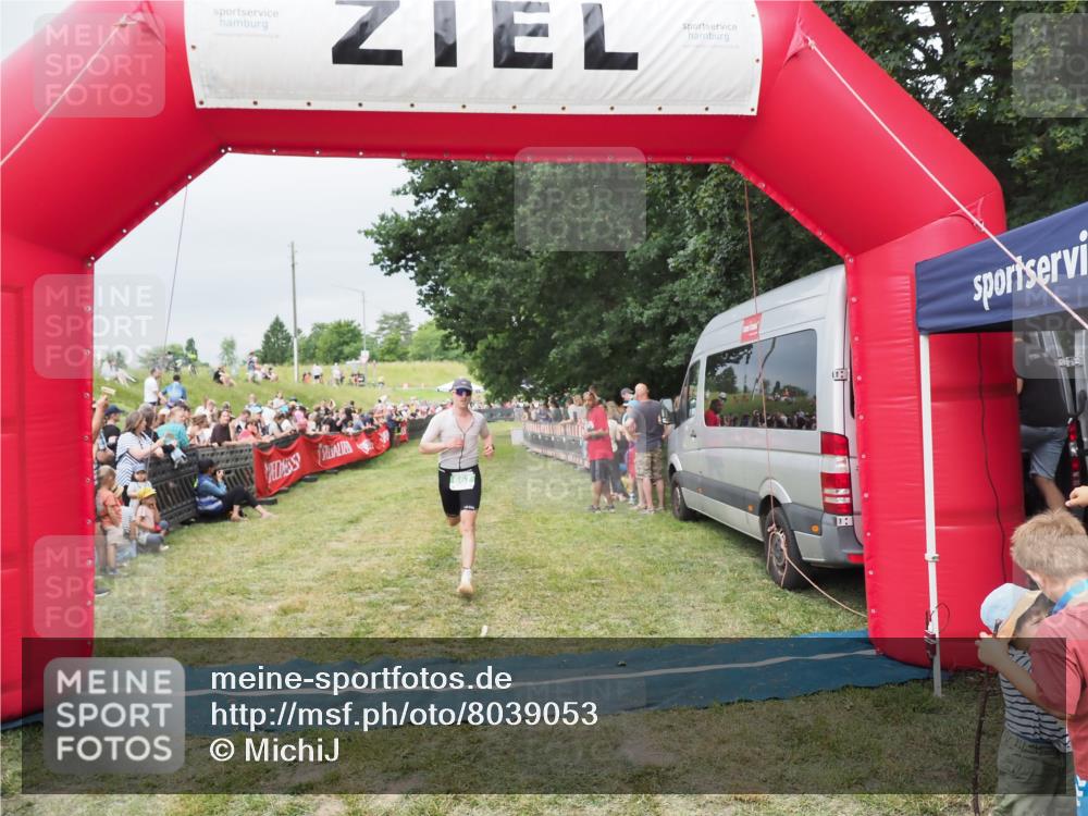 21.06.2025 - 27. Vierlanden-Triathlon MichiJ http://msf.ph/oto/8039053 15.06.2026 13:19:42 Ziel 667 meine-sportfotos.de