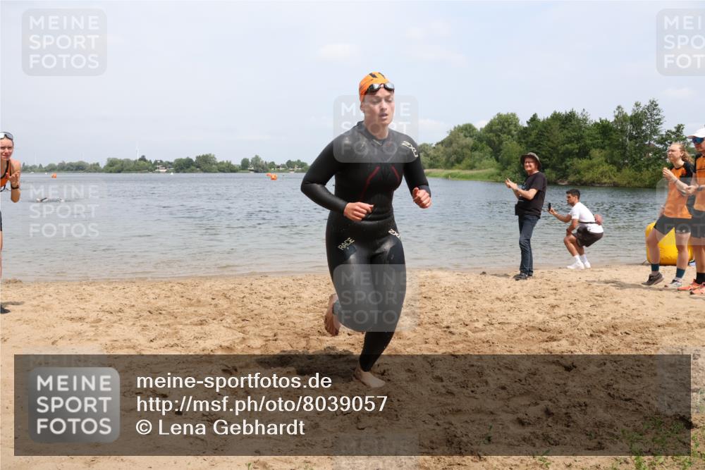 21.06.2025 - 27. Vierlanden-Triathlon Lena Gebhardt http://msf.ph/oto/8039057 15.06.2025 12:30:04 Schwimmen 1073, 1074, 1075, 1076 meine-sportfotos.de