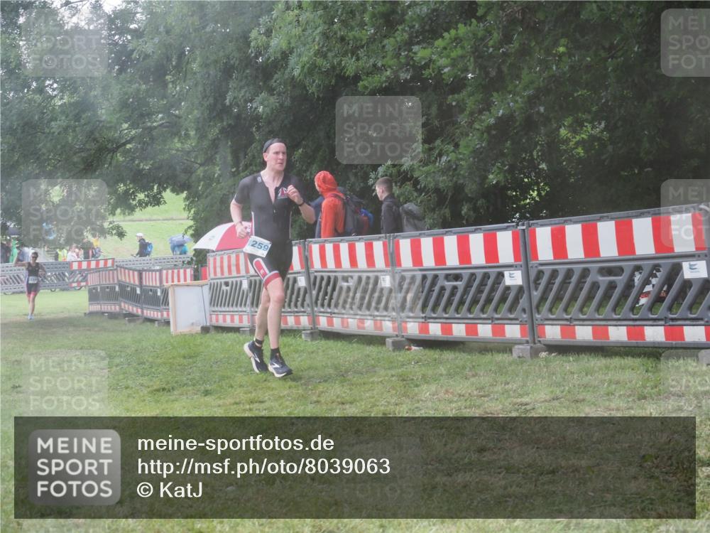21.06.2025 - 27. Vierlanden-Triathlon KatJ http://msf.ph/oto/8039063 15.06.2025 14:22:20 Ziel 1177, 1259 meine-sportfotos.de