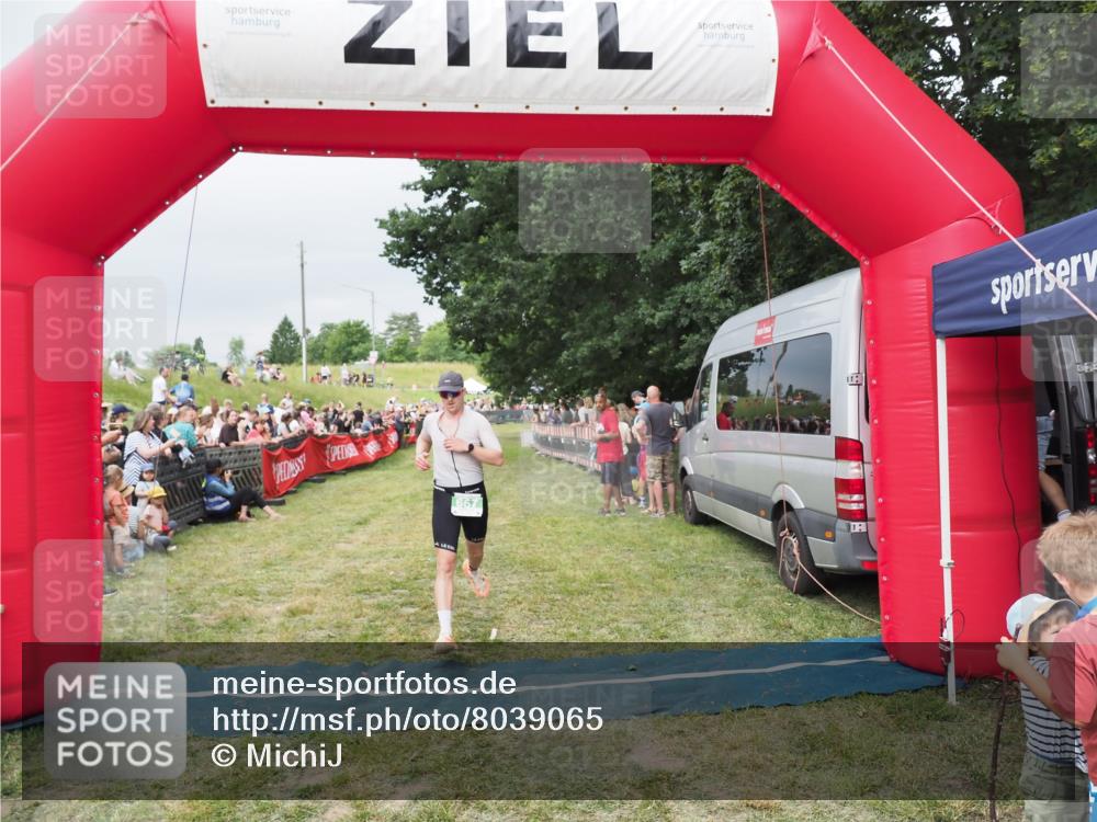 21.06.2025 - 27. Vierlanden-Triathlon MichiJ http://msf.ph/oto/8039065 15.06.2026 13:19:42 Ziel 667 meine-sportfotos.de