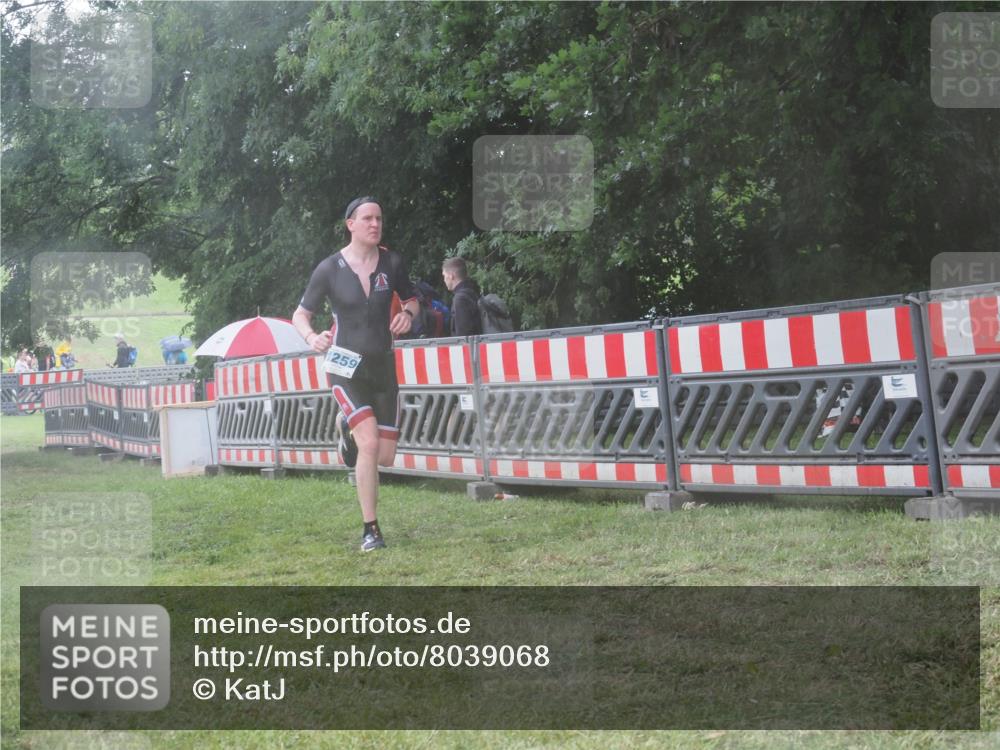 21.06.2025 - 27. Vierlanden-Triathlon KatJ http://msf.ph/oto/8039068 15.06.2025 14:22:20 Ziel 1177, 1259 meine-sportfotos.de