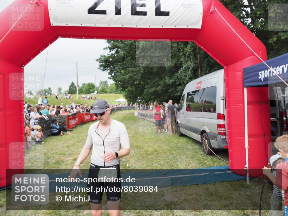 21.06.2025 - 27. Vierlanden-Triathlon MichiJ http://msf.ph/oto/8039084 15.06.2026 13:19:43 Ziel 667 meine-sportfotos.de