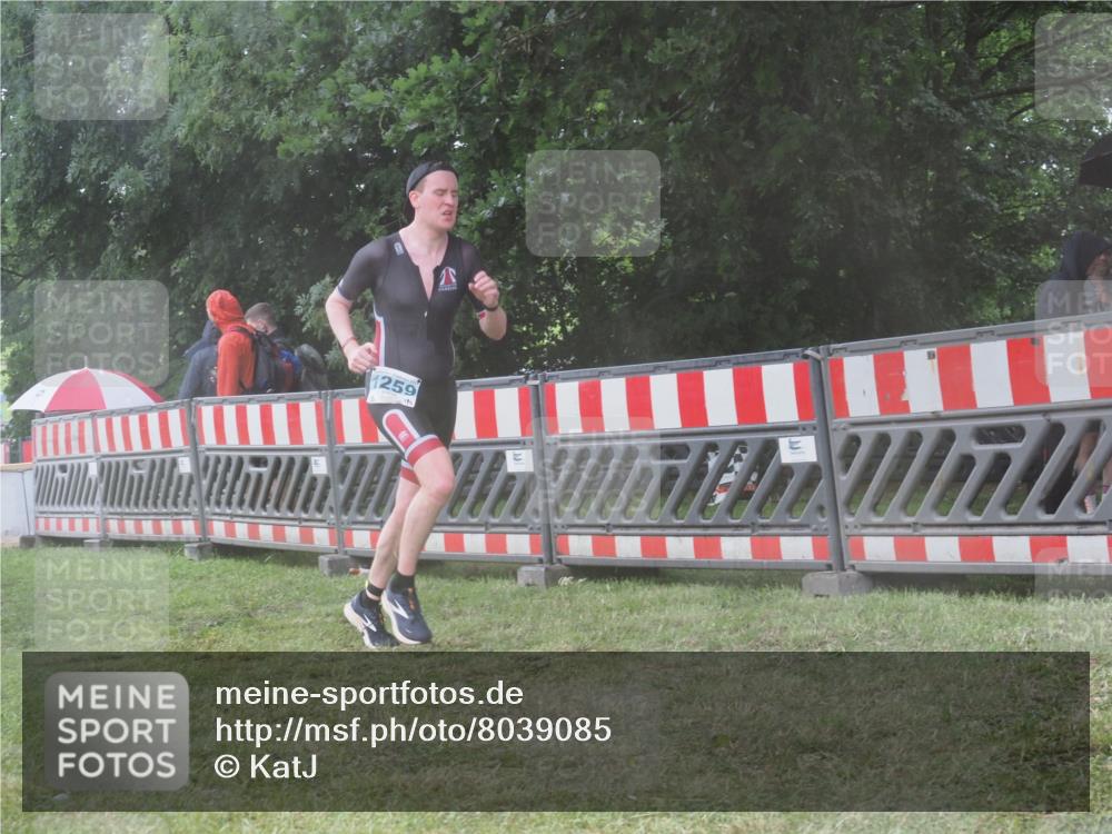 21.06.2025 - 27. Vierlanden-Triathlon KatJ http://msf.ph/oto/8039085 15.06.2025 14:22:20 Ziel 1177, 1259 meine-sportfotos.de