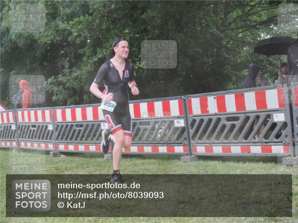 21.06.2025 - 27. Vierlanden-Triathlon KatJ http://msf.ph/oto/8039093 15.06.2025 14:22:21 Ziel 1177, 1259 meine-sportfotos.de