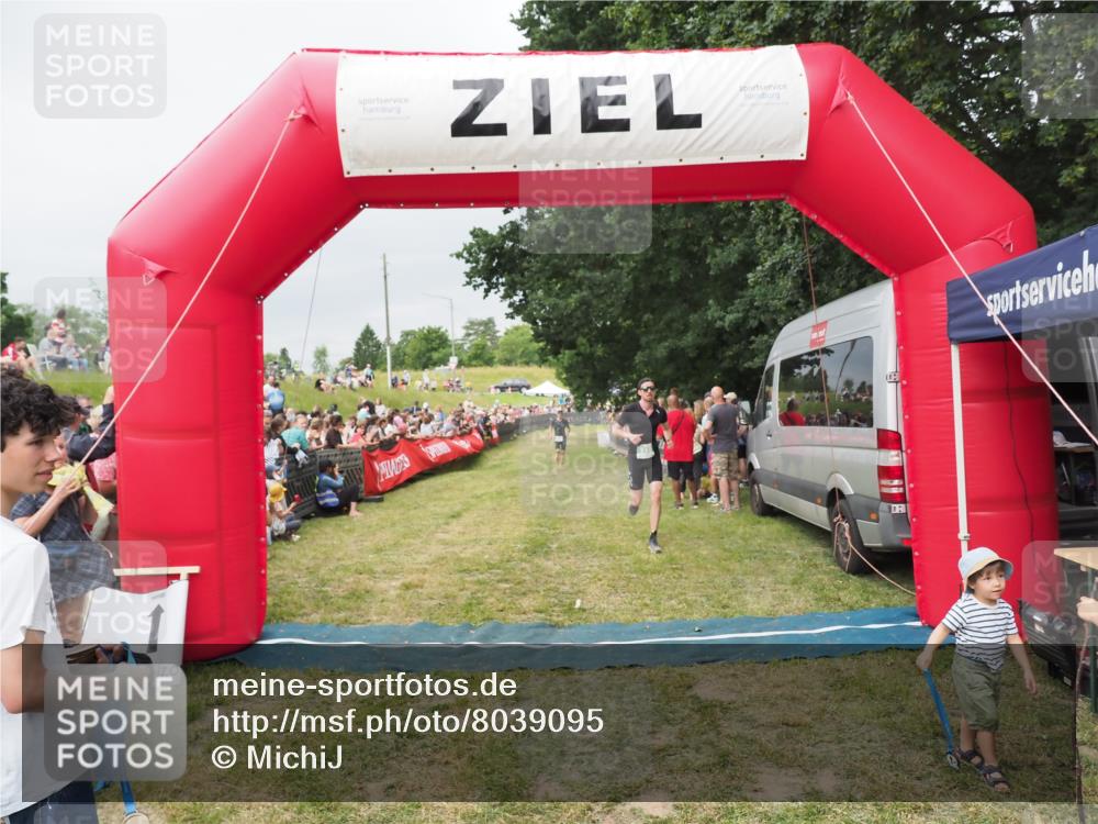 21.06.2025 - 27. Vierlanden-Triathlon MichiJ http://msf.ph/oto/8039095 15.06.2026 13:20:11 Ziel 710 meine-sportfotos.de