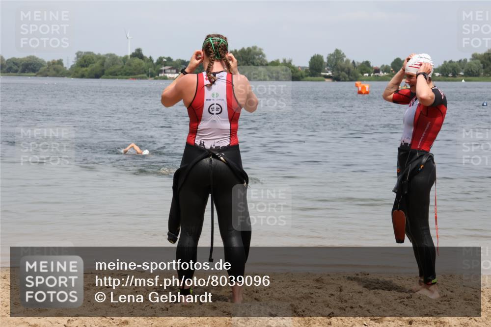 21.06.2025 - 27. Vierlanden-Triathlon Lena Gebhardt http://msf.ph/oto/8039096 15.06.2025 12:30:55 Schwimmen  meine-sportfotos.de