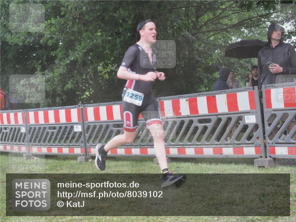 21.06.2025 - 27. Vierlanden-Triathlon KatJ http://msf.ph/oto/8039102 15.06.2025 14:22:21 Ziel 1177, 1259 meine-sportfotos.de