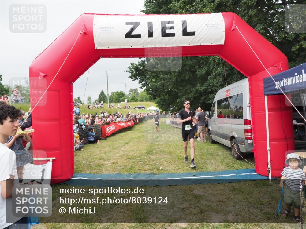 21.06.2025 - 27. Vierlanden-Triathlon MichiJ http://msf.ph/oto/8039124 15.06.2026 13:20:12 Ziel 710, 803 meine-sportfotos.de