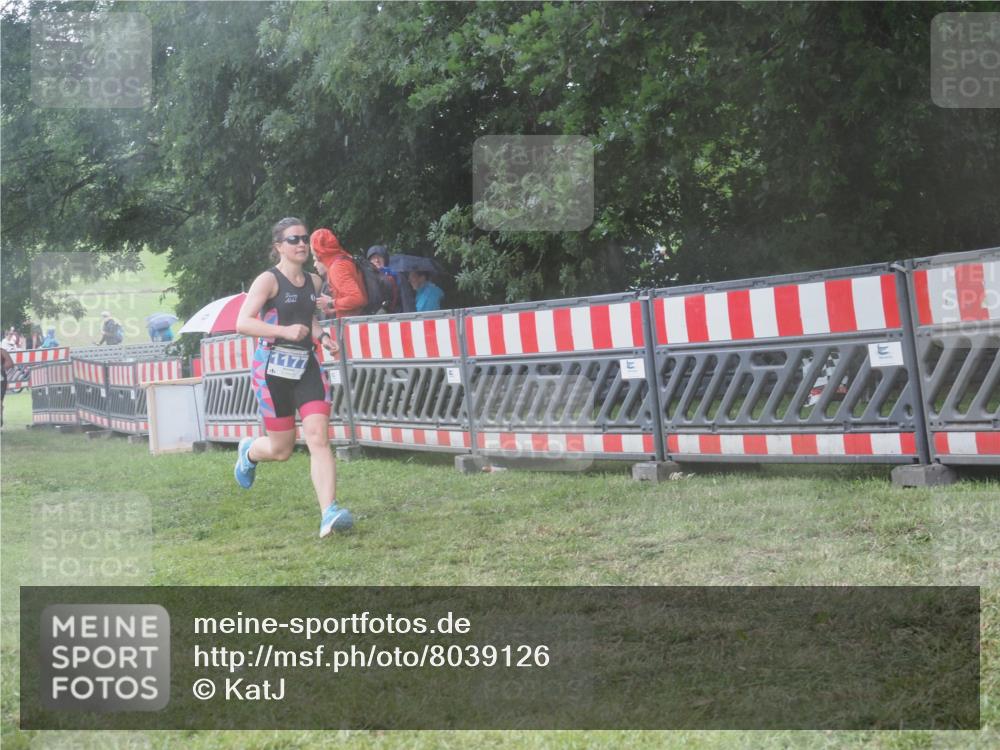21.06.2025 - 27. Vierlanden-Triathlon KatJ http://msf.ph/oto/8039126 15.06.2025 14:22:26 Ziel 1177 meine-sportfotos.de