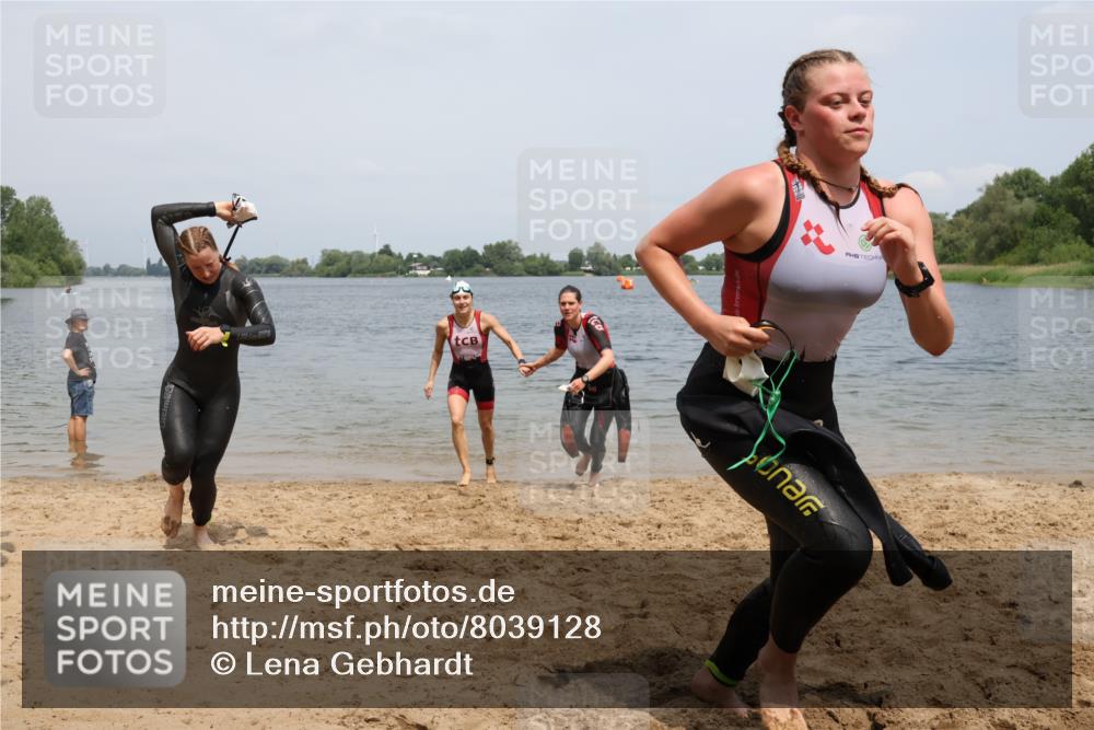 21.06.2025 - 27. Vierlanden-Triathlon Lena Gebhardt http://msf.ph/oto/8039128 15.06.2025 12:31:10 Schwimmen 1069, 1070, 1071, 1072 meine-sportfotos.de