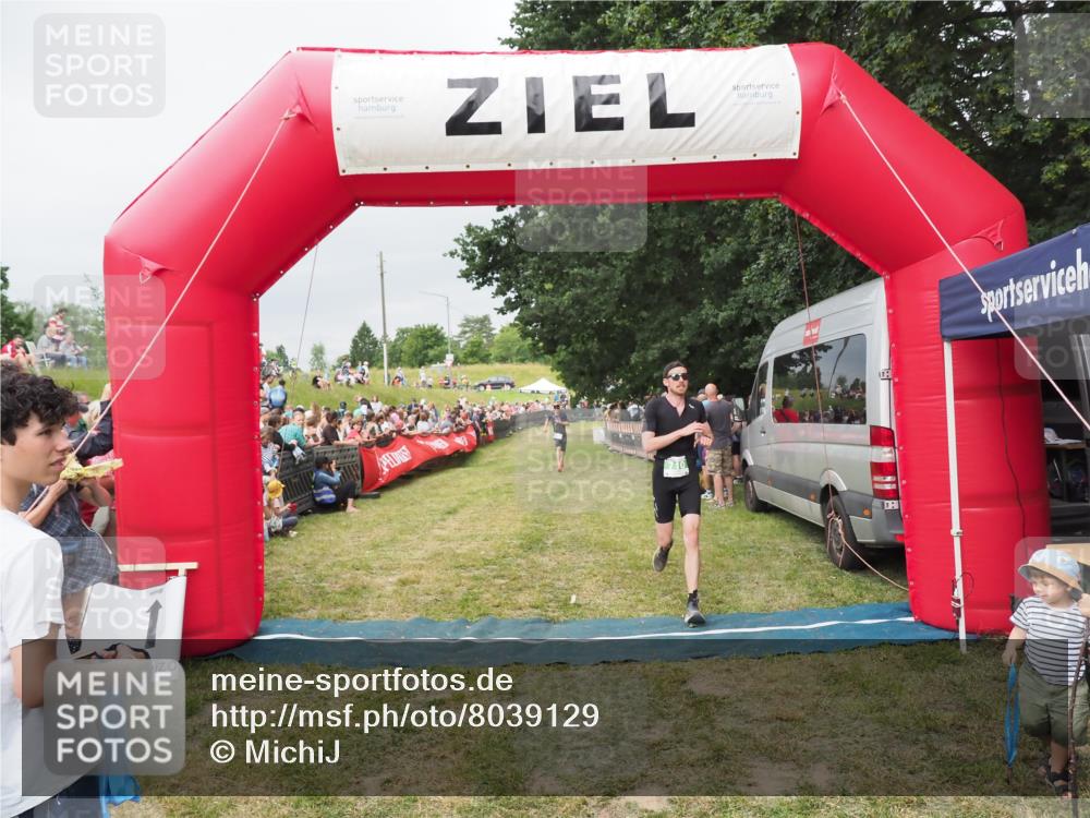 21.06.2025 - 27. Vierlanden-Triathlon MichiJ http://msf.ph/oto/8039129 15.06.2026 13:20:12 Ziel 710, 803 meine-sportfotos.de