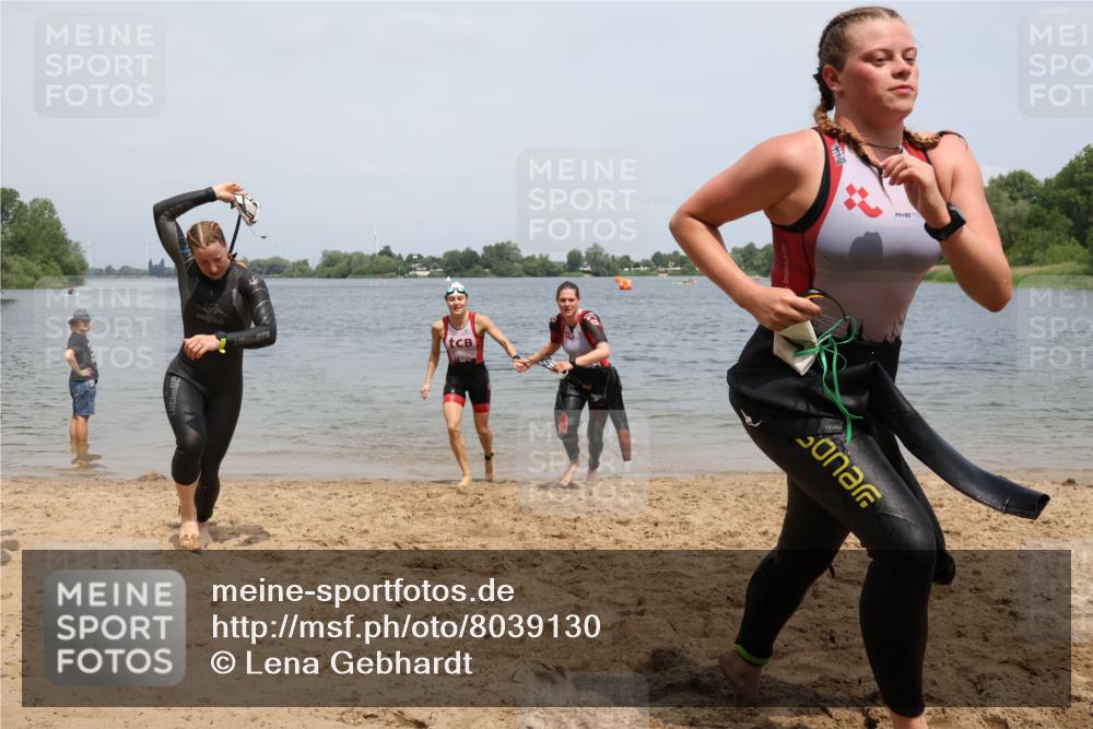 21.06.2025 - 27. Vierlanden-Triathlon Lena Gebhardt http://msf.ph/oto/8039130 15.06.2025 12:31:10 Schwimmen 1069, 1070, 1071, 1072 meine-sportfotos.de