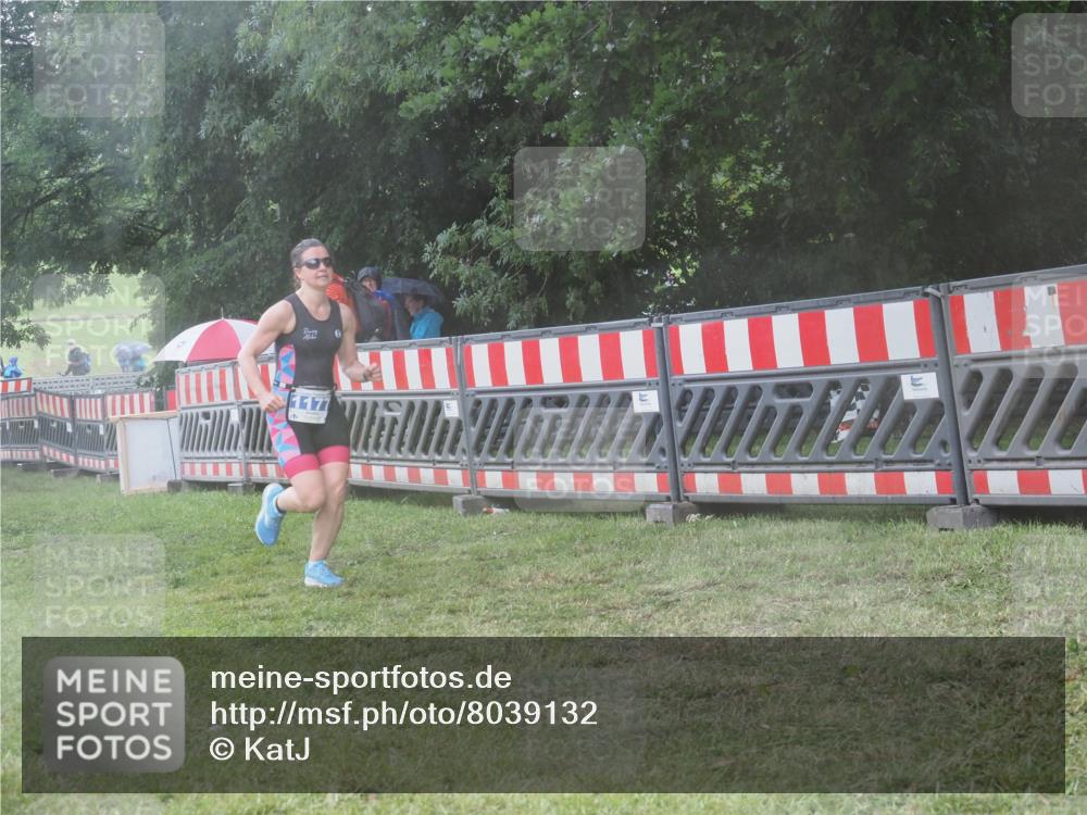 21.06.2025 - 27. Vierlanden-Triathlon KatJ http://msf.ph/oto/8039132 15.06.2025 14:22:26 Ziel 1177 meine-sportfotos.de