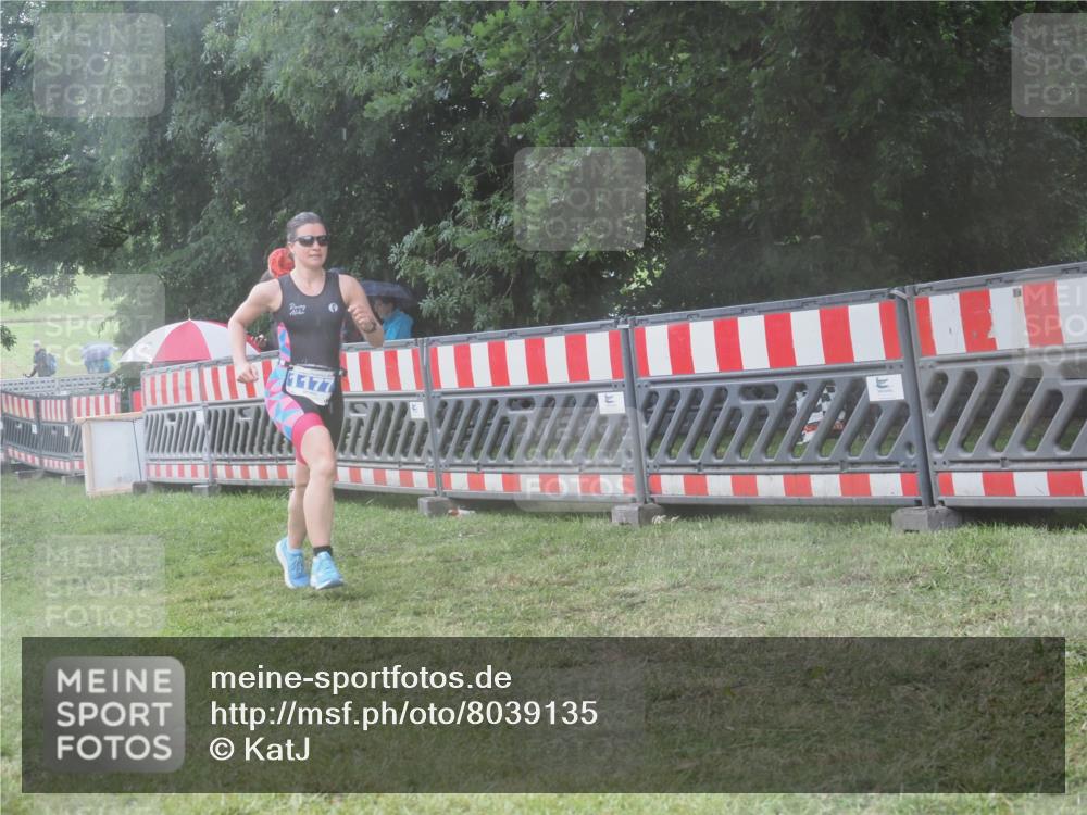 21.06.2025 - 27. Vierlanden-Triathlon KatJ http://msf.ph/oto/8039135 15.06.2025 14:22:26 Ziel 1177 meine-sportfotos.de
