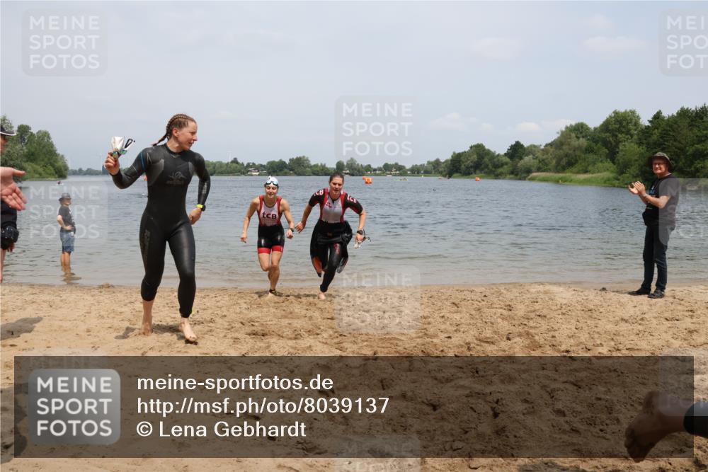 21.06.2025 - 27. Vierlanden-Triathlon Lena Gebhardt http://msf.ph/oto/8039137 15.06.2025 12:31:11 Schwimmen 1069, 1070, 1071, 1072 meine-sportfotos.de