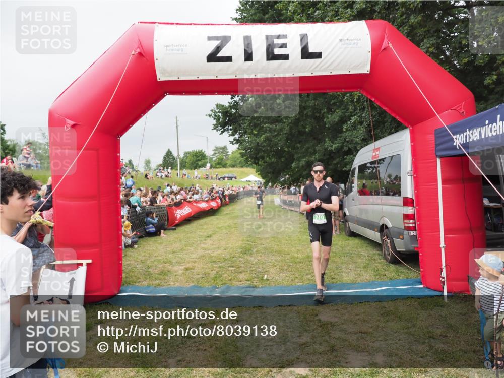 21.06.2025 - 27. Vierlanden-Triathlon MichiJ http://msf.ph/oto/8039138 15.06.2026 13:20:12 Ziel 710, 803 meine-sportfotos.de