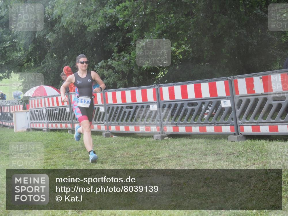 21.06.2025 - 27. Vierlanden-Triathlon KatJ http://msf.ph/oto/8039139 15.06.2025 14:22:26 Ziel 1177 meine-sportfotos.de